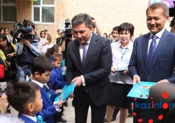 Министр Саринжипов вручил подарки первоклассникам Астаны