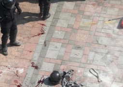 Бросивший гранату в полицейских, попал в объектив камеры в Киеве (ВИДЕО)