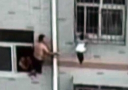 Мужчина спас маленькую девочку, выпавшую из окна в Китае (ВИДЕО)