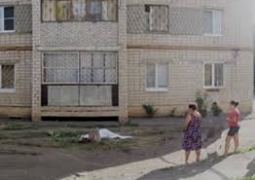 Мать выбросила двух детей с пятого этажа и прыгнула следом в Алматы