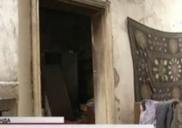 12 семей живут в разрушенном доме в Караганде