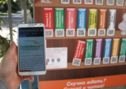 «Полки с книгами» появились на автобусных остановках в Усть-Каменогорске