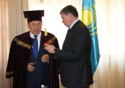 Нурсултан Назарбаев получил звание почетного доктора Уральского федерального университета