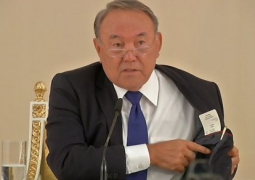 Нурсултан Назарбаев предпочитает костюмы и обувь казахстанского производства (ВИДЕО)
