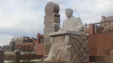 Памятник Герольду Бельгеру открыли в Алматы