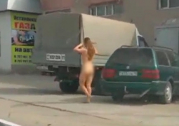 Голая девушка прогуливалась по улице средь бела дня в Кызылорде (ВИДЕО)
