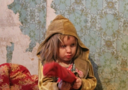 Около 5 суток двое малолетних детей находились одни в холодной квартире в Уральске