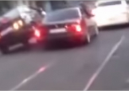 "Дорожные разборки" в Алматы: BMW чуть было не перевернула легковушку (ВИДЕО)