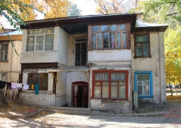 Жители ветхих домов в Алматы о запланированном сносе их двухэтажек узнали от журналистов
