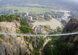 Стеклянный мост треснул под ногами посетителей в Китае