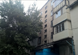 Выброшенная матерью с 5 этажа, 1,5 летняя девочка выписана из больницы в Алматы