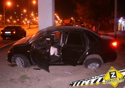 На водителя авто, влетевшего в бетонную опору моста в Алматы, было совершено нападение