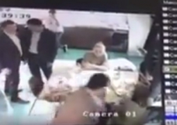 Пьяный мужчина ударил девушку, отказавшуюся с ним знакомиться в одном из кафе Алматы (ВИДЕО)