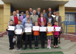 «Нур Отан» открыл образовательные вклады для 8-ми детей-сирот в Темиртау