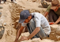 Археологи откопали древний клад из золотых и серебряных предметов в Таразе 