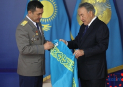 Айдын Аимбетов передал Нурсултану Назарбаеву флаг Казахстана, с которым он покорил космос