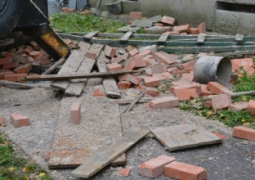Двое рабочих погибли на стройке, сорвавшись с крыши 5-го этажа, в Талдыкоргане