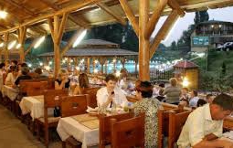 Жители Алматы стали реже посещать рестораны, астанчане - чаще 