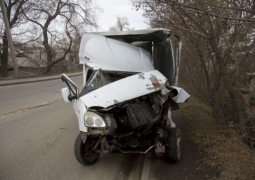 Экскаватор протаранил 8 машин в Усть-Каменогорске