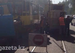 У трамвая на полном ходу отлетело колесо в Алматы