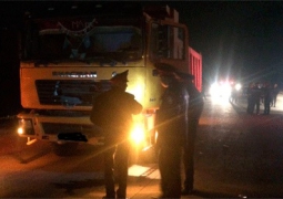 Водитель грузовика насмерть сбил двух пешеходов на трассе в ЮКО