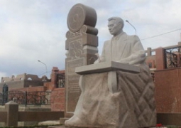 Памятник Герольду Бельгеру открыли в Алматы
