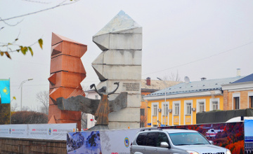 Памятник Независимости в Алматы огорожен из-за разломов плит, - акимат
