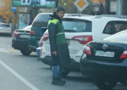 Алматинские парковщики игнорируют запрет Бауыржана Байбека