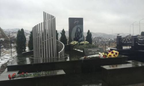 Памятник Батырхану Шукенову открыли на Кенсайском кладбище