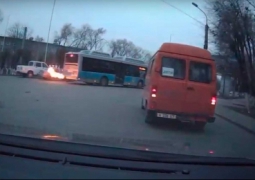 Алматинские автобусы на газе "извергают" огонь при торможении 
