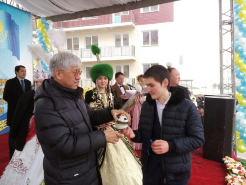 100 сирот получили ключи от своих квартир в новом ЖК близ Алматы