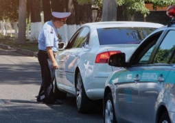 Мажилис одобрил отмену нормы, запрещающей пассажирам выходить из авто без разрешения полиции