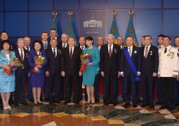 Президент Назарбаев вручил государственные награды
