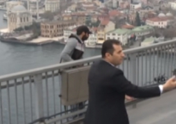 Реджеп Эрдоган спас собиравшегося спрыгнуть с моста мужчину (ВИДЕО)