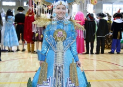 Девочка в образе Королевы Независимости произвела фурор на Президентской елке (ВИДЕО)