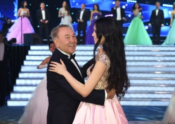 Нурсултан Назарбаев посетил благотворительный новогодний бал 