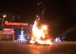 В Экибастузе сгорела главная новогодняя елка (ВИДЕО)