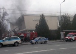 Пожар в кинотеатре Шымкента тушили 14 пожарных машин