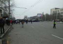 Сотни человек заблокировали один из главных проспектов в Алматы