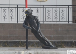 Памятник пьяному человеку появился в Актау 