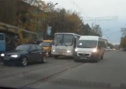 Алматинским автолюбителям разрешили ездить по трамвайным путям 