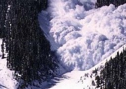 Дорогу на Большое Алматинское озеро завалило тысячей кубометров снега