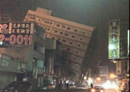 Жилая многоэтажка рухнула из-за землетрясения на Тайване (ВИДЕО)
