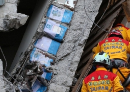 Стены из консервных банок и мусора были в рухнувшем от землетрясения доме на Тайване