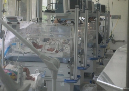 Новорожденный младенец, признанный умершим, заплакал перед кремацией в Китае