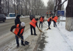 Условно-осужденных привлекли к очистке улиц в Алматы