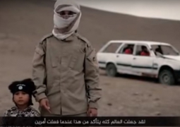 4-х летний мальчик выступил палачом на видео казни заложников ИГИЛ (ВИДЕО)