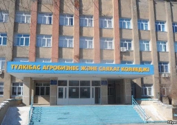 Коллега вымогавшей взятку учительницы уволена в Южном Казахстане
