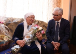 Ерик Султанов поздравил женщин-ветеранов с 8 Марта