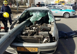 Страшное ДТП в Алматы: Металлический отбойник прошел насквозь легковушки